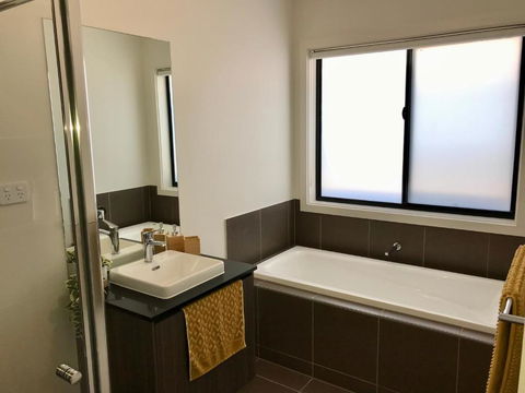 New Modern And Spacious In A Quiet Location Only 12 Min From The City - Tourism Townsville 1