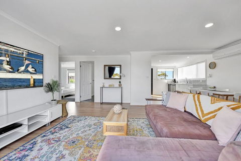 New Property Seabreeze Bungalow - Lakeview Sunset Delight At Sunshine On Lake Macquarie - Tourism Townsville 3