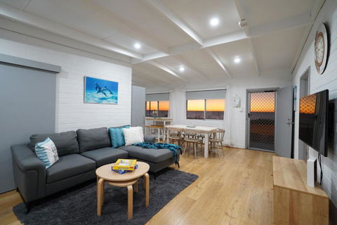 OCEA84 - Quinns Beach Shack: Ocean Views - Tourism Townsville 0