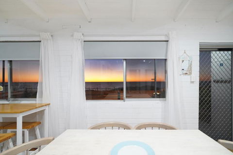 OCEA84 - Quinns Beach Shack: Ocean Views - Tourism Townsville 1