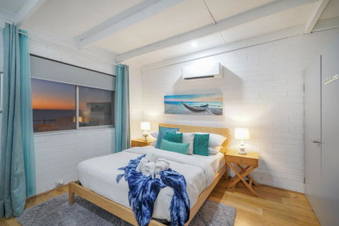 OCEA84 - Quinns Beach Shack: Ocean Views - Tourism Townsville 2