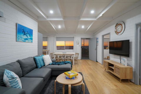OCEA84 - Quinns Beach Shack: Ocean Views - Tourism Townsville 3