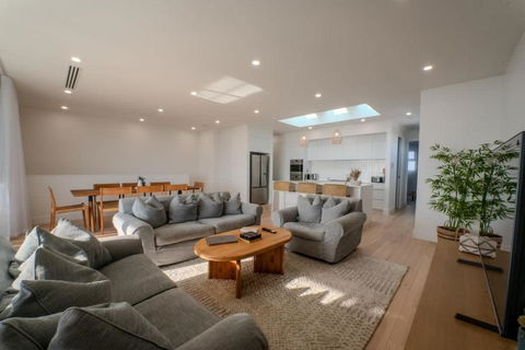 Ocean Pearl, Entire Home On The Esplanade - Tourism Townsville 1