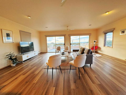 Oceanview 4B2B Two-story House With Big Balcony! - Tourism Townsville 0