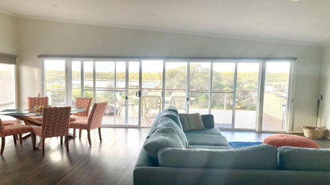 Off The Net - New Listing - Esplanade Property With Views Of The Channel - Tourism Townsville 2