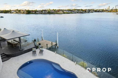 Opulent Waterfront Home - Tourism Townsville 1