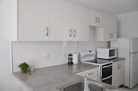 Palm Waters Holiday Villas - Tourism Townsville 3