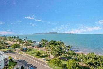Panoramic Ocean Views On The Strand with Tourism Townsville