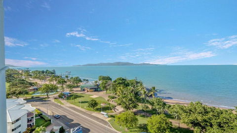 Panoramic Ocean Views On The Strand - Tourism Townsville 0