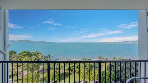 Panoramic Ocean Views On The Strand - Tourism Townsville 1