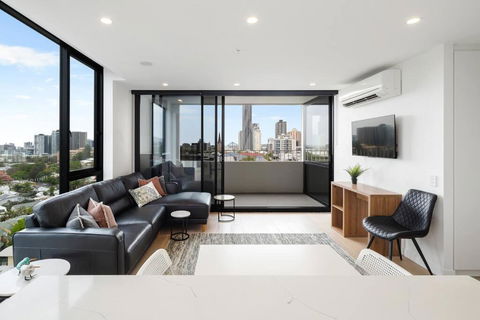 Perfect Haven In Spring Hill 2B1B And Parking - Tourism Townsville 0