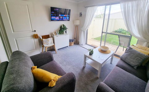 Queen Bed Apartment- No Sharing, Your Very Own Space - Tourism Townsville 1