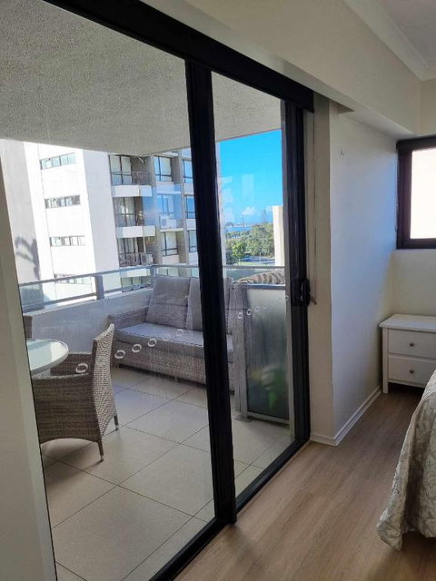 Private Bedroom And Bathroom In A Shared Apartment - Tourism Townsville 0