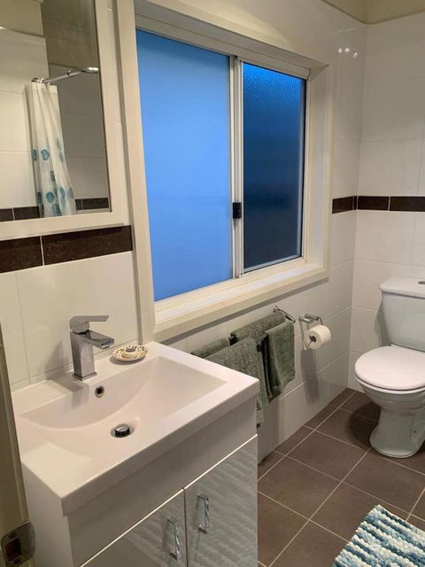 Private Room With Ensuite - Tourism Townsville 3