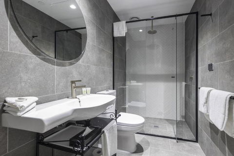 Q Squared Serviced Apartments - Tourism Townsville 3