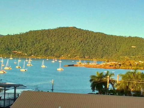 QCWA Cheerful Cottage - Airlie Beach - Tourism Townsville 0