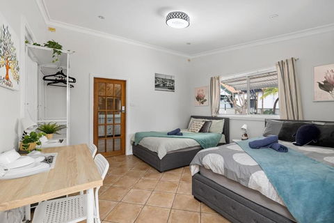 Quadruple Ensuite Room - Nearby Stations & Shops - Tourism Townsville 0