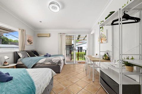 Quadruple Ensuite Room - Nearby Stations & Shops - Tourism Townsville 1