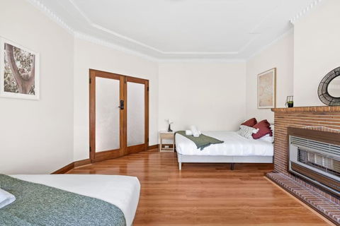Quadruple Room - Near Transport & Shops - Shared Bathroom - Tourism Townsville 0