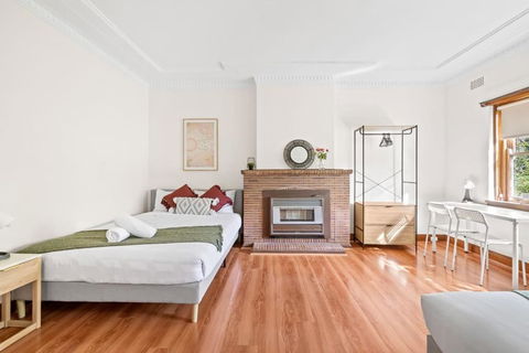 Quadruple Room - Near Transport & Shops - Shared Bathroom - Tourism Townsville 2