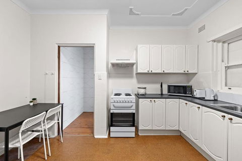 Quadruple Room - Near Transport & Shops - Shared Bathroom - Tourism Townsville 3