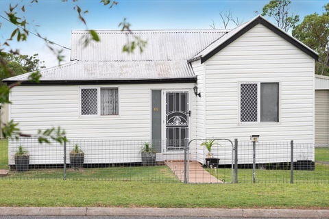 Quaint 2 Bedroom Fully Furnished Cottage - Tourism Townsville 0