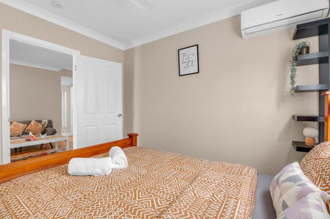 Quaint 2 Bedroom Fully Furnished Cottage - Tourism Townsville 2