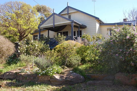 Quaint Cottage Nestled Amongst The Trees - Tourism Townsville 0