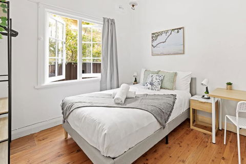 Quaint Double Room - Seconds To Shops & Eateries - Shared Bathroom - Tourism Townsville 0