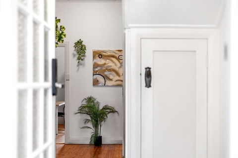 Quaint Double Room - Seconds To Shops & Eateries - Shared Bathroom - Tourism Townsville 3