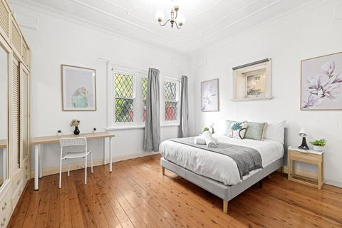 Quaint Double Room - Seconds To Shops & Eateries - Shared Bathroom - Tourism Townsville 1