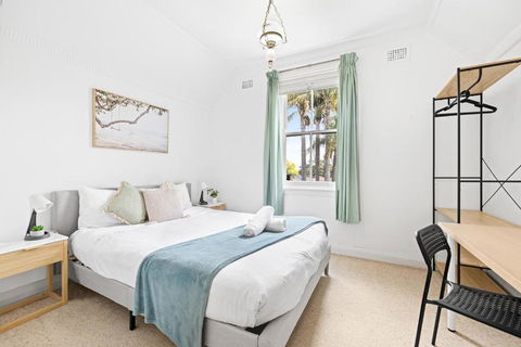 Quaint Double Room - Seconds To Shops & Eateries - Shared Bathroom - Tourism Townsville 2