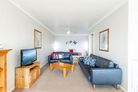 Quarterdeck 1 12 Magnus St Fantastic Unit With Spectacular Views - Tourism Townsville 2