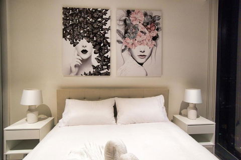 Queen Bed Luxury Parisian Paradise With Amazing City Views & Gym - Tourism Townsville 1