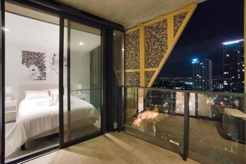 Queen Bed Luxury Parisian Paradise With Amazing City Views & Gym - Tourism Townsville 3