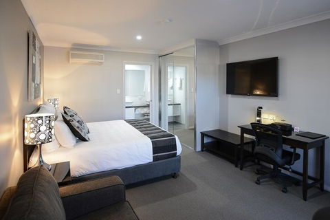 Astro Dish Motor Inn - Tourism Townsville 1