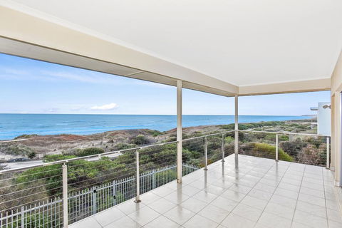 Avaya - Sellicks Beachfront Getaway - WiFi - Tourism Townsville 0
