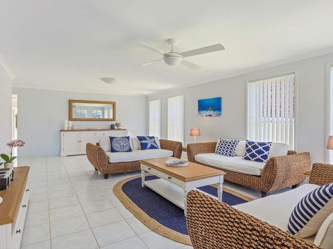 Azure Waters - Perfectly Positioned With Ocean Views - Tourism Townsville 0
