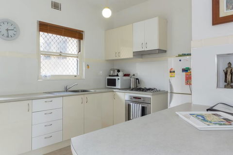 B6 Close To UWA, Swan River, Cafes & The New Childrens Hospital - Tourism Townsville 3