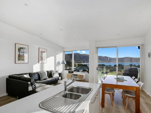 BAY VUE - Top Floor Apartment, Amazing Views! - Tourism Townsville 0