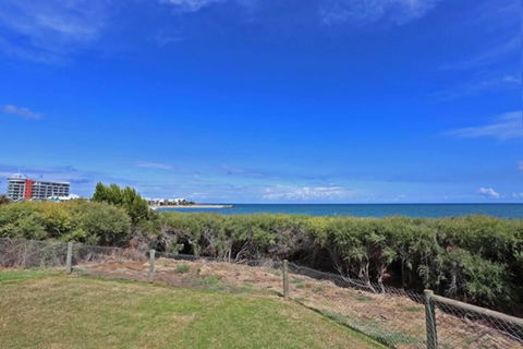 Beach Cottage In The Heart Of Mandurah - Tourism Townsville 3