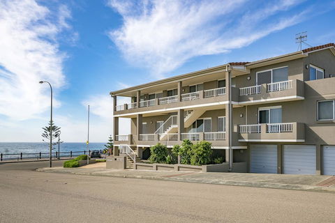 Beachcomer, Unit 2 - The Entrance, NSW - Tourism Townsville 0
