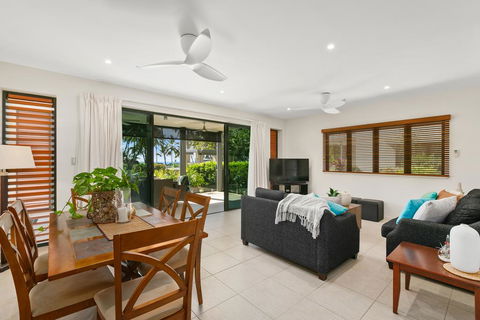 Beachfront Apartment With Ocean Views - Tourism Townsville 2