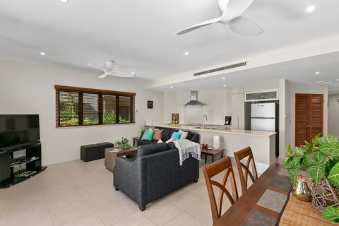 Beachfront Apartment With Ocean Views - Tourism Townsville 3