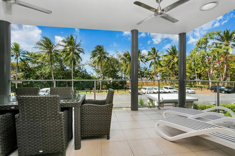 Beachfront Apartment With Ocean Views (4) - Tourism Townsville 0