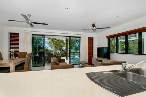 Beachfront Apartment With Ocean Views (4) - Tourism Townsville 3