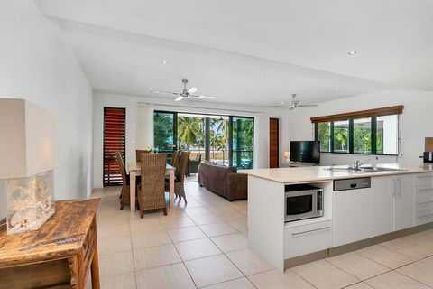 Beachfront Apartment With Ocean Views (4) - Tourism Townsville 2