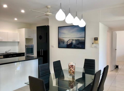 Beachfront Apartment- Paringa - Tourism Townsville 1