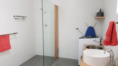 Red Ochre - Large Apartment With Private Courtyard - Tourism Townsville 3
