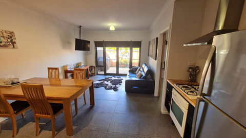 Red Ochre - Large Apartment With Private Courtyard - Tourism Townsville 1